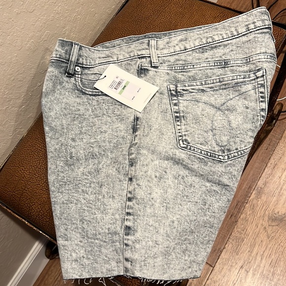 Brand New Classic Calvin Klein Stone Washed Distressed Light Blue Jeans Shorts! - Picture 7 of 8